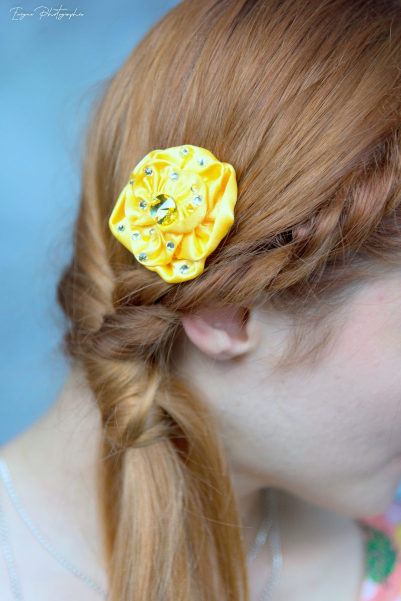 fleur jaune pour cheveux