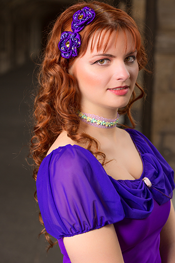 Bijou de tête de style headband avec fleurs Haute Couture en satin violet Valtesse