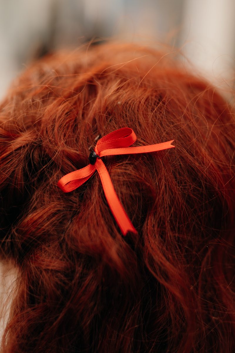 noeud rouge pour cheveux sur pince