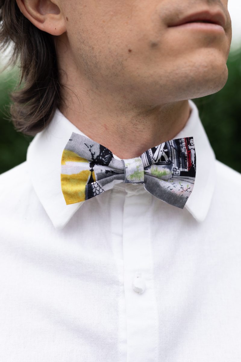 Nœud papillon homme coton imprimé maisons hantées urbain, couleurs gris jaune noir, accessoire fait main France.