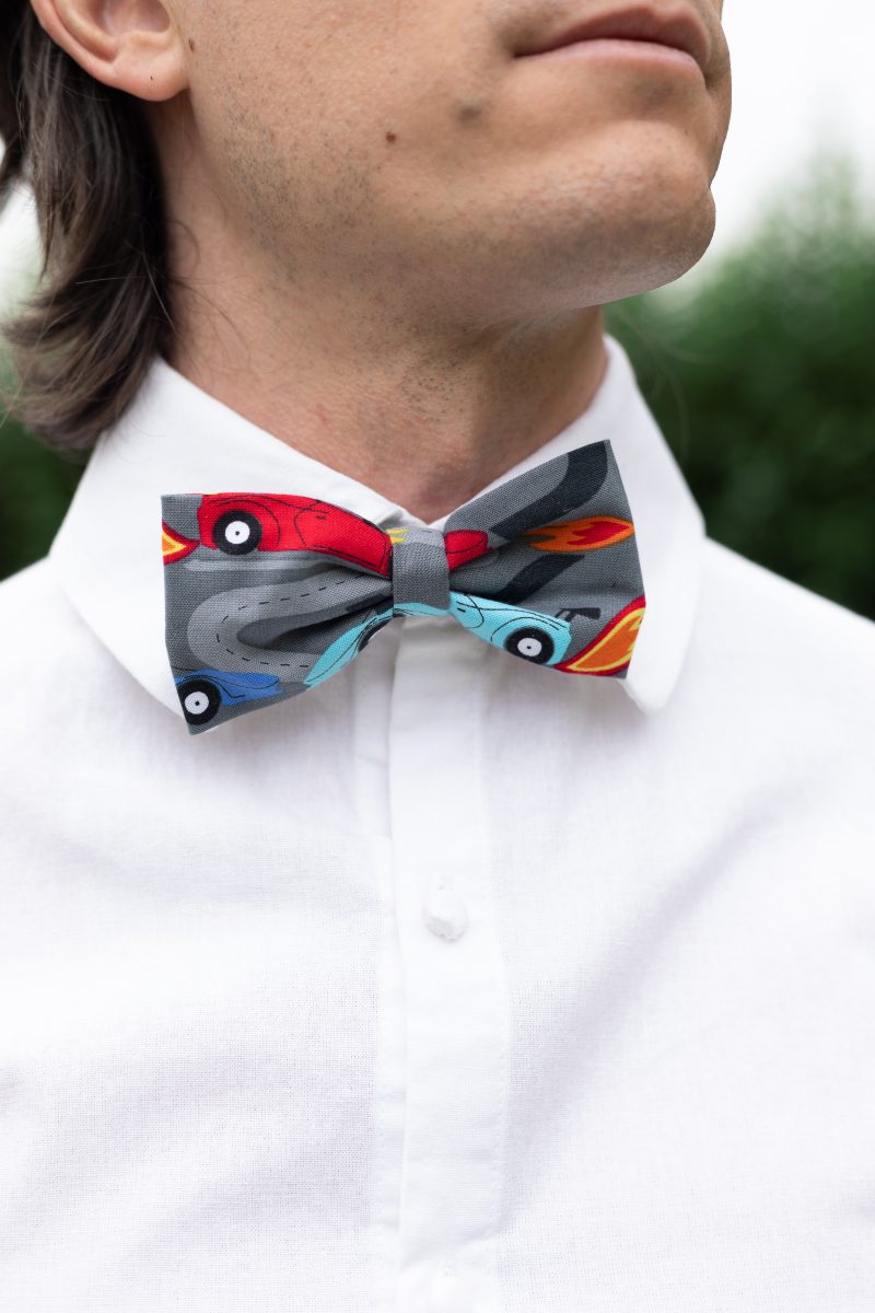 Nœud papillon homme coton imprimé voitures de course Formule 1, couleurs gris rouge bleu, accessoire pré-noué fait main France, pièce unique.